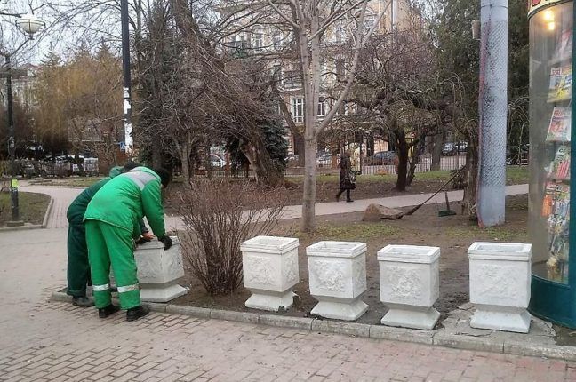 Установка цветочных вазонов на Привокзальной площади в Одессе