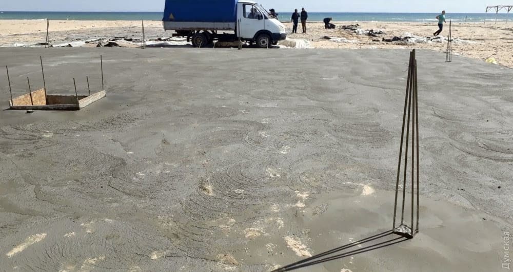 Пляж в Затоке залили бетоном