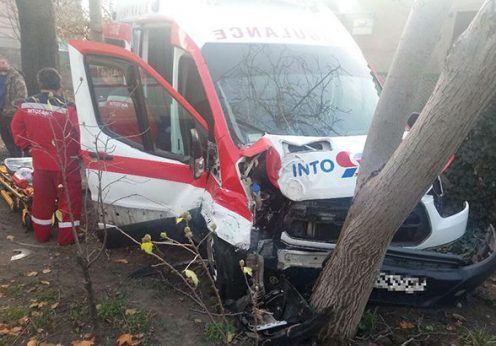 В Одессе автомобиль скорой влетел в дерево — четверо пострадавших