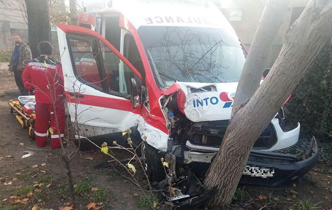 В Одессе автомобиль скорой влетел в дерево — четверо пострадавших