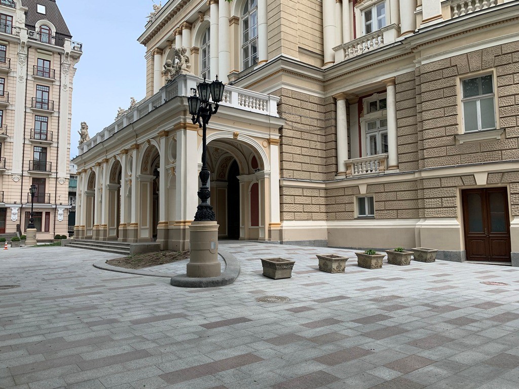 Возле Одесского оперного театра обновили плиточное покрытие