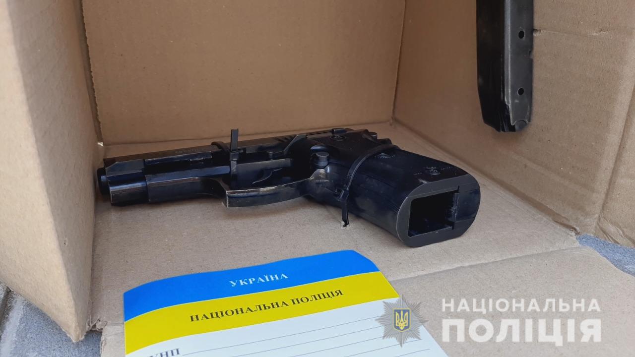 В Одессе разбойники угрожая пистолетом отнимали телефон у парней