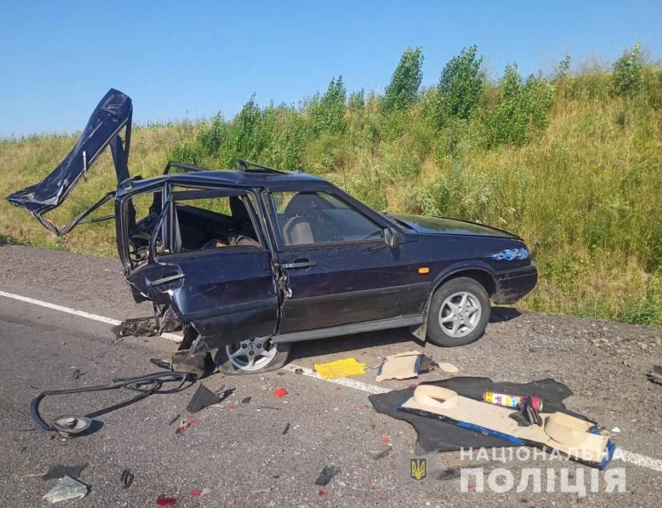 Машину разорвало на две части на трассе Подольск-Балта