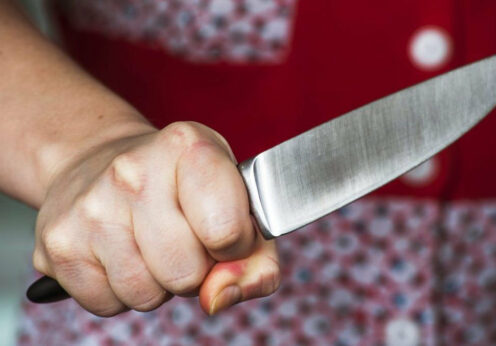 Женщина ударила ножом бывшего сожителя