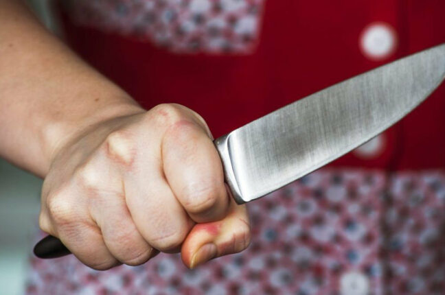 Женщина ударила ножом бывшего сожителя