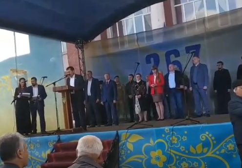 Под Одессой мэр с трудом прочитал поздравление с Днем города на украинском языке