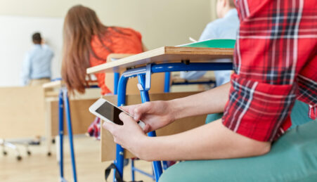 Одесским школьникам хотят запретить пользоваться мобильными телефонами