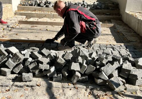 Ступени Курсантской лестницы выкладывают плитами из Житомира