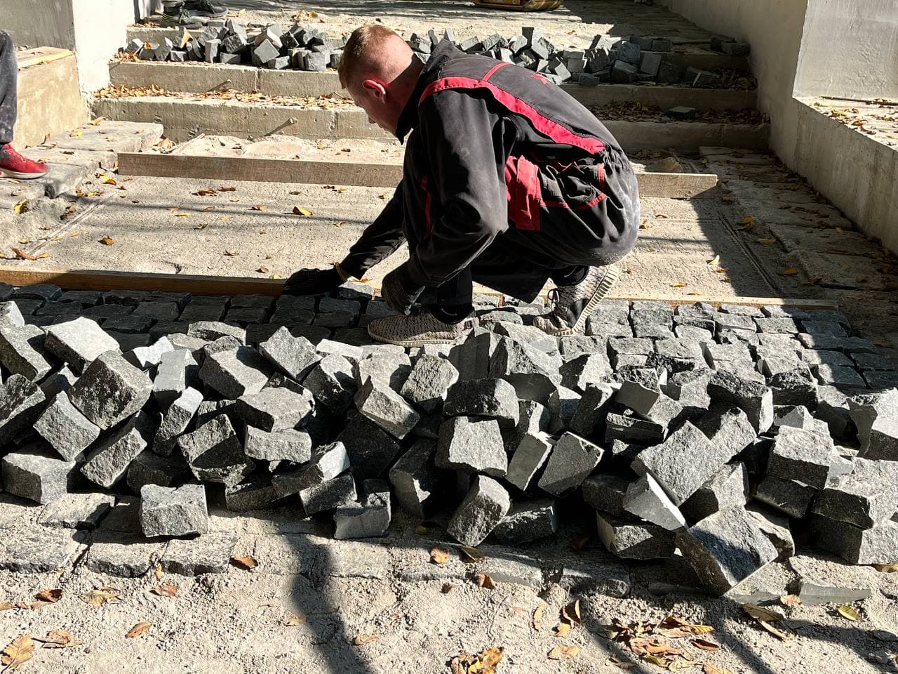 Ступени Курсантской лестницы выкладывают плитами из Житомира