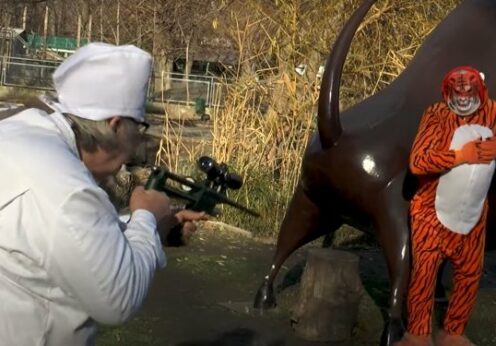 Директор Одесского зоопарка представил традиционный новогодний клип
