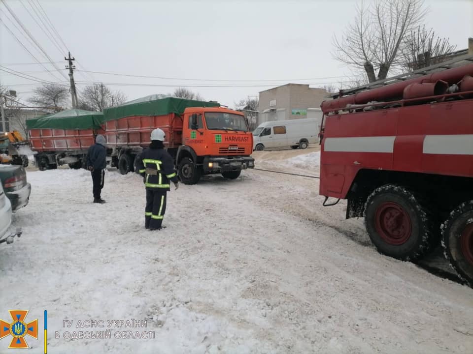 За сутки одесские спасатели 8 раз извлекали автомобили из снежных заносов
