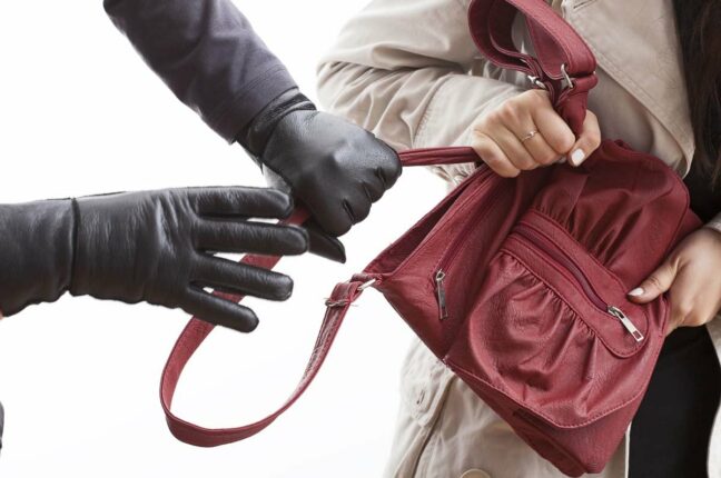 Вырывал у женщин сумки: в Одессе поймали серийного грабителя
