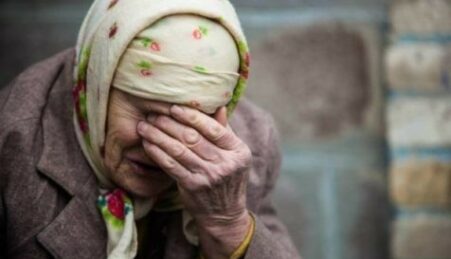 В Одессе неизвестные бросили пожилую женщину в мусорный бак