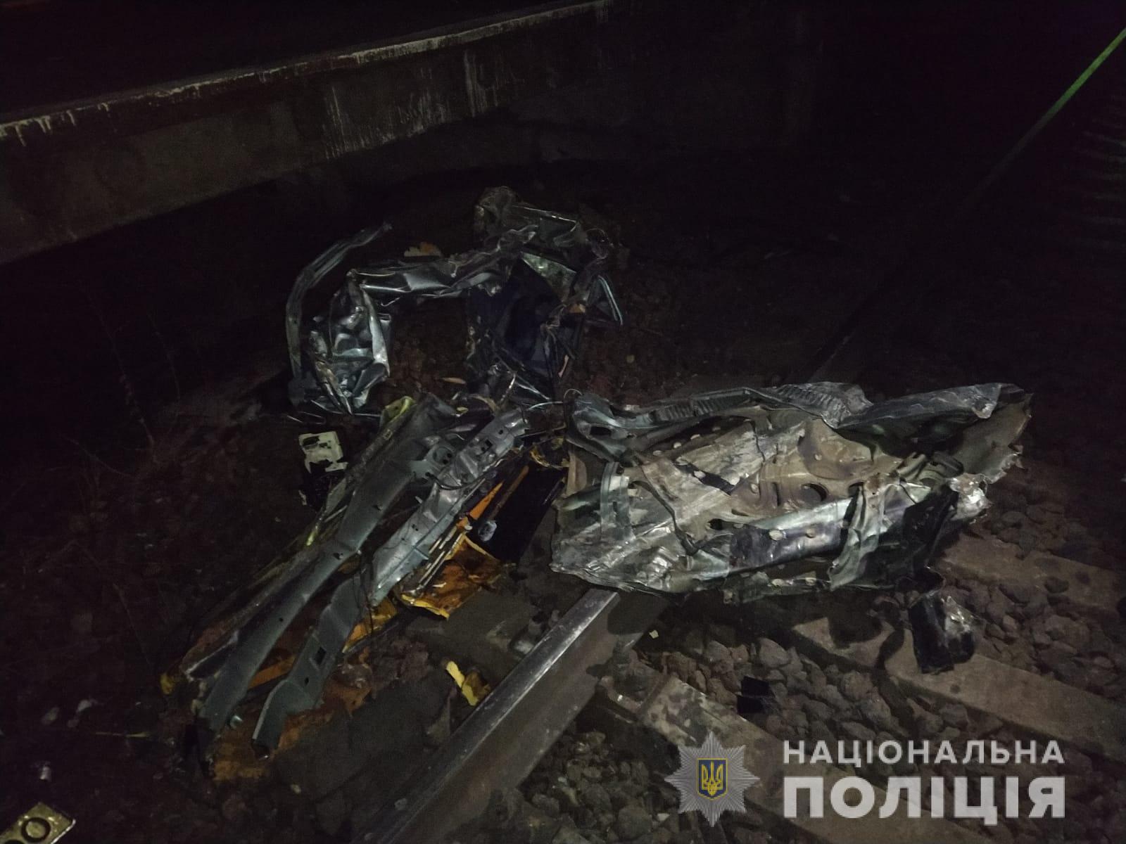 В Одесской области автомобиль снес шлагбаум и влетел в поезд