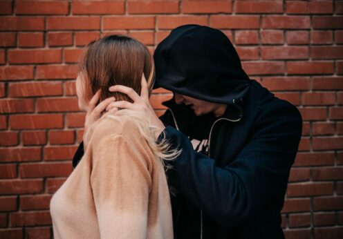 В центре Одессы молодые парни ограбили девушку