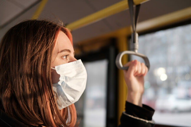 В 2022 году в Украине вряд ли отменят обязательное ношение масок