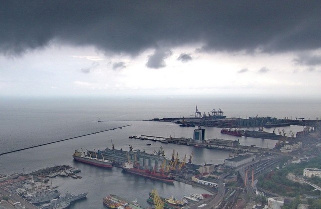 Погода мешает работе портов Одесса и Черноморск
