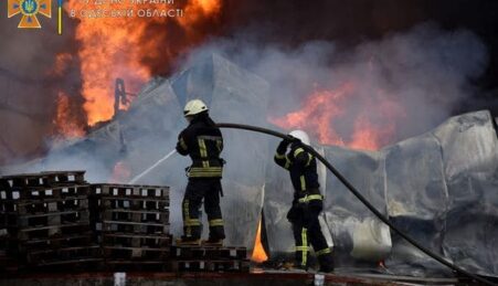В Одесской области тушили масштабный пожар на складе