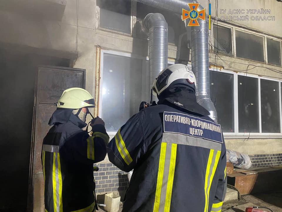 Во время пожара на заводе в Одессе пострадал мужчина