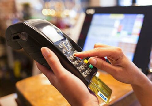 Приватбанк призвал магазины и АЗС проводить безналичные расчеты и назвал отказы от операций с картами необоснованными