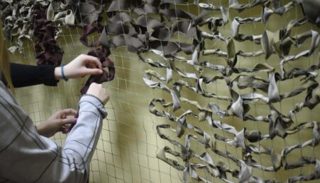 Одесскому волонтерскому пункту нужна ткань для плетения маскировочных сеток для военных