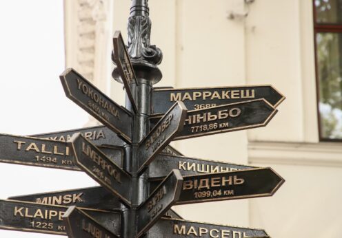 С Памятного знака на Думской площади демонтируют указатели русских городов