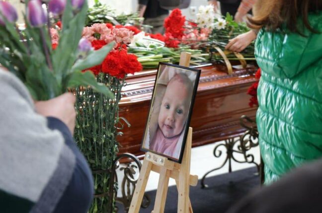 В Одессе простились с семьей трехмесячной девочки, погибшей во время обстрела
