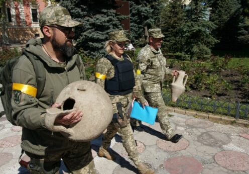 Одесские защитники при рытье окопов обнаружили древние амфоры