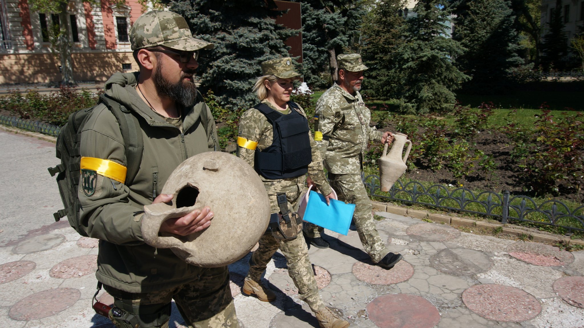 Одесские защитники при рытье окопов обнаружили древние амфоры