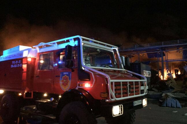 Пожарная машина из Марселя участвовала в тушении пожара после обстрела Одессы