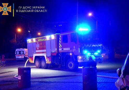 Около полуночи в Одессе тушили пожар на СТО