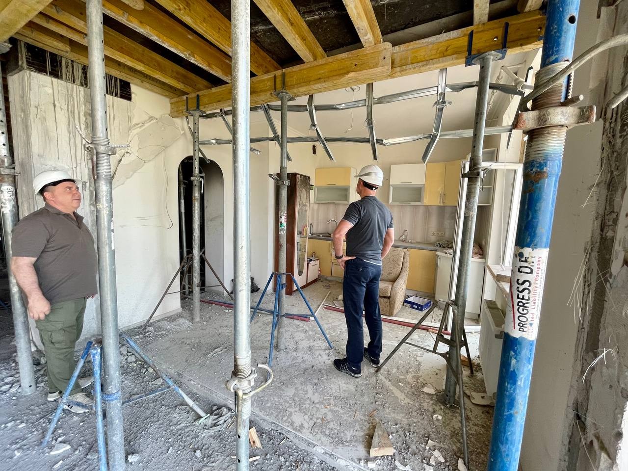 В мэрии Одессы показали ход строительных работ в разрушенном ракетой доме