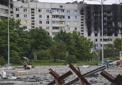 Поврежденный жилой дом в районе Северная Салтовка в Харькове, Украина, 26 мая 2022 года.Фото: PAP/EPA/SERGEY KOZLOV