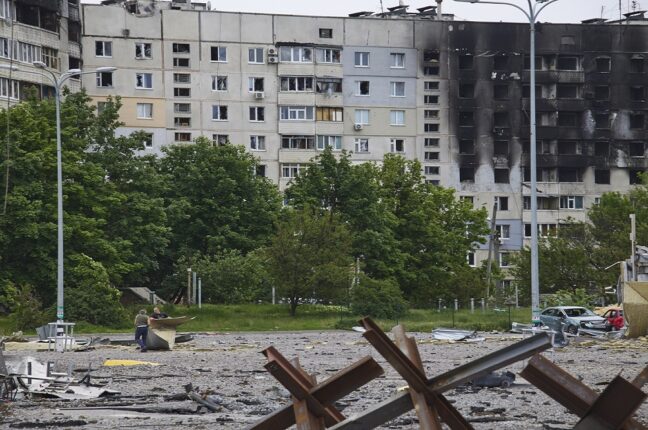 Поврежденный жилой дом в районе Северная Салтовка в Харькове, Украина, 26 мая 2022 года.Фото: PAP/EPA/SERGEY KOZLOV