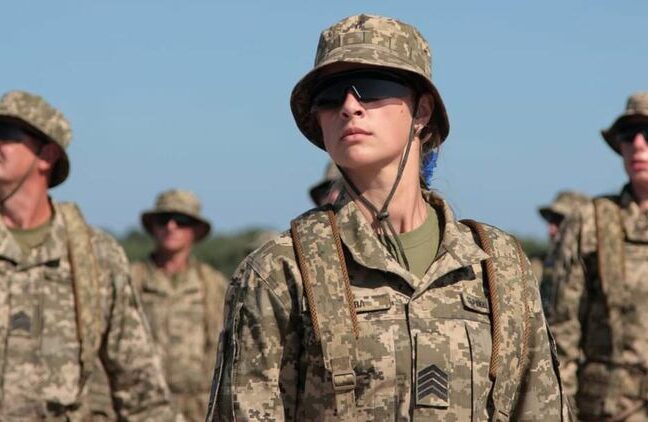 Женщин будут брать на военный учет только с их согласия