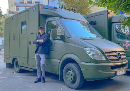 Гуморист з Чорноморська придбав для військових три медичних автівки