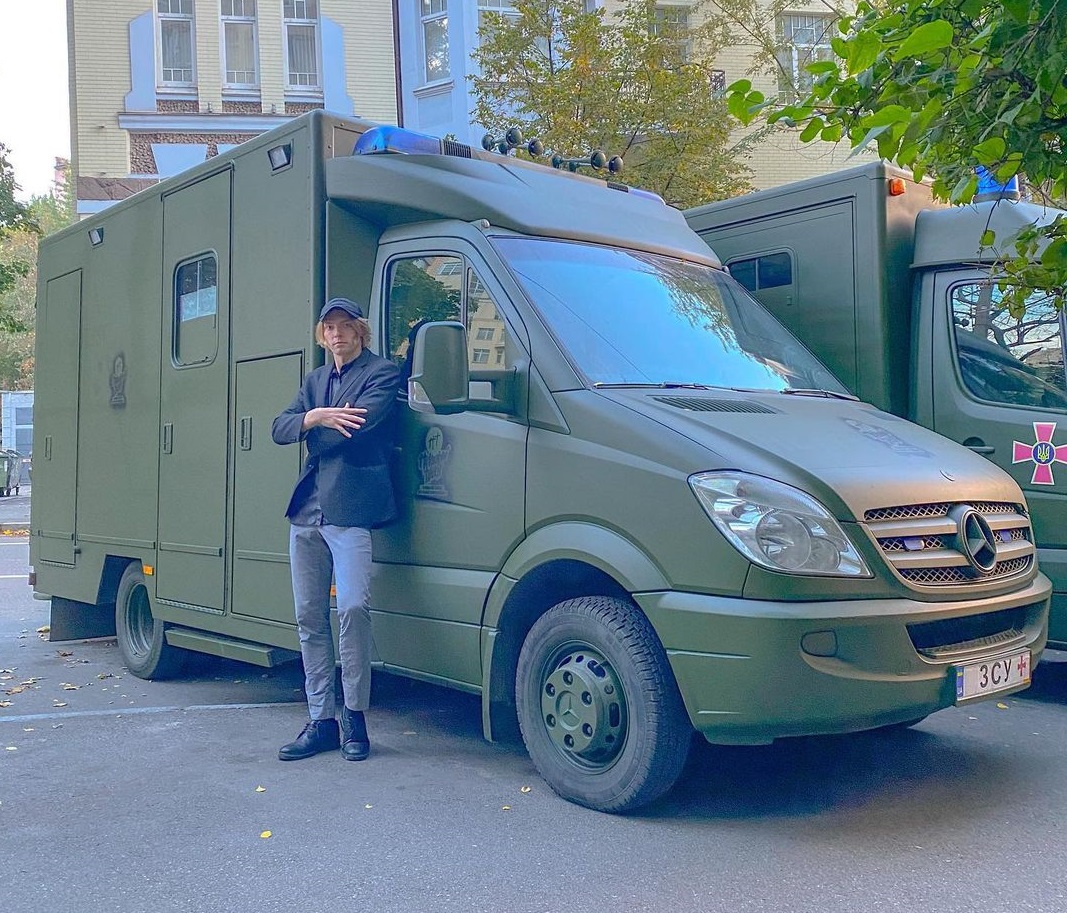 Гуморист з Чорноморська придбав для військових три медичних автівки