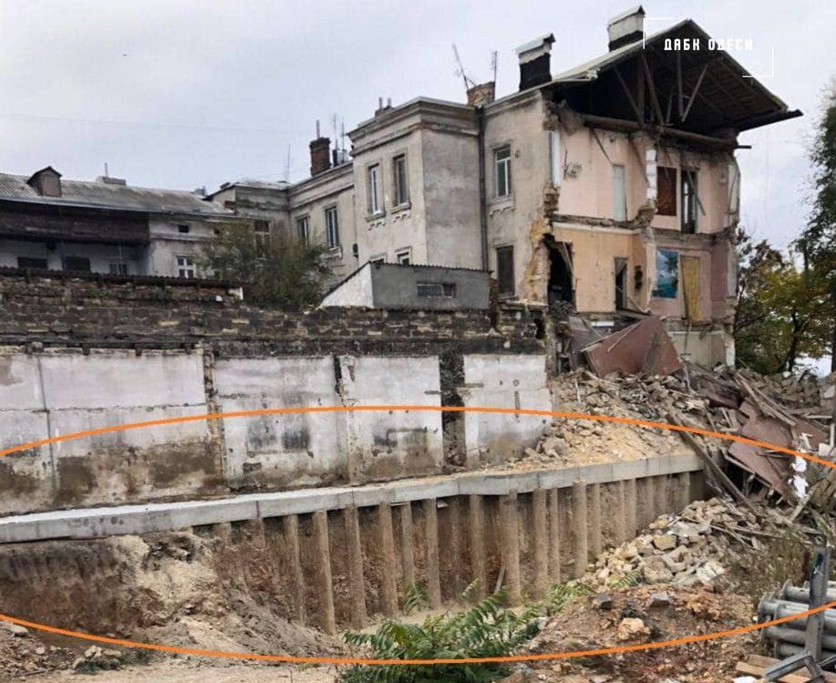 В Одесі на Мечникова поряд із будмайданчиком обвалився будинок