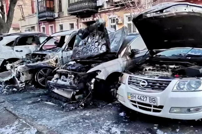 У центрі Одеси вночі згоріли 4 автомобілі