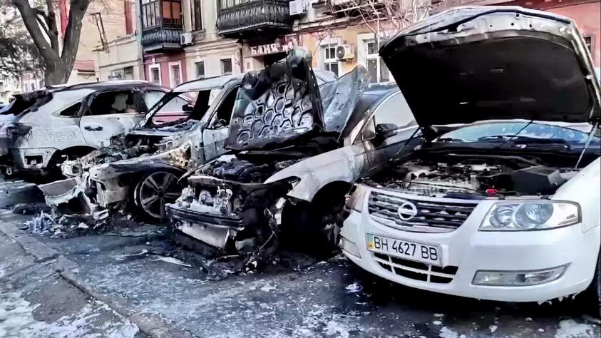 У центрі Одеси вночі згоріли 4 автомобілі