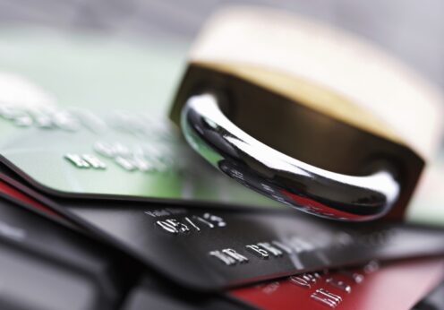 Аферисти виманюють платіжні дані банківських карток