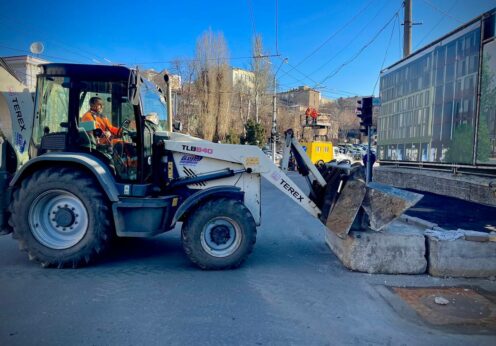 В Одесі розчищають від бетонних блоків вулицю Приморську