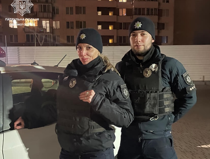 Одеські патрульні вночі доставили одеситку з хворим собакою до ветеринара