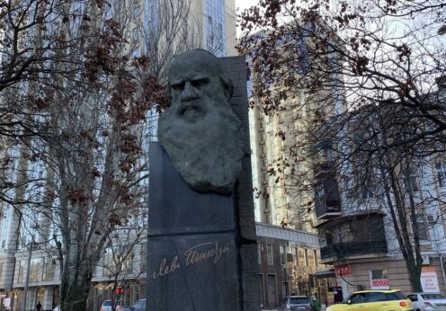 пам'ятник Толстому