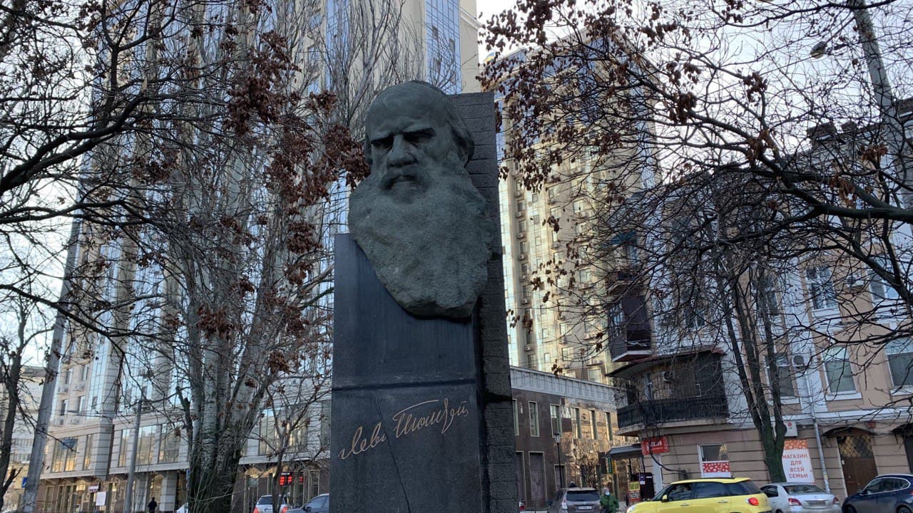 пам'ятник Толстому