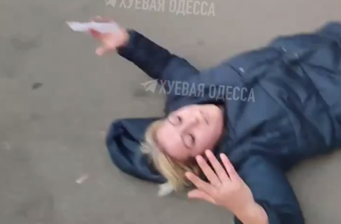 жінка асфальт лежачий протест ТЦК Одеса мобілізація мобилизация Украина Одесса женщина