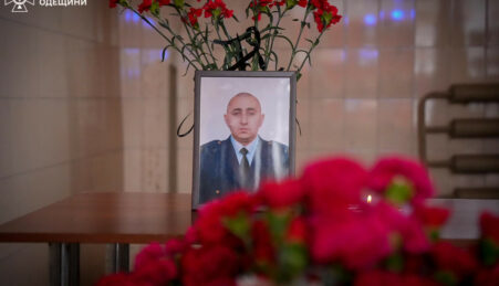 Водія-пожежника Дениса Колесникова, який загинув під час ракетного удару 15 березня, проводили в останню путь в Одеській області.