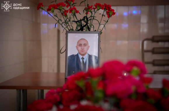 Водія-пожежника Дениса Колесникова, який загинув під час ракетного удару 15 березня, проводили в останню путь в Одеській області.